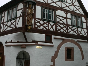 Haus mit Muttergottesbrunnen